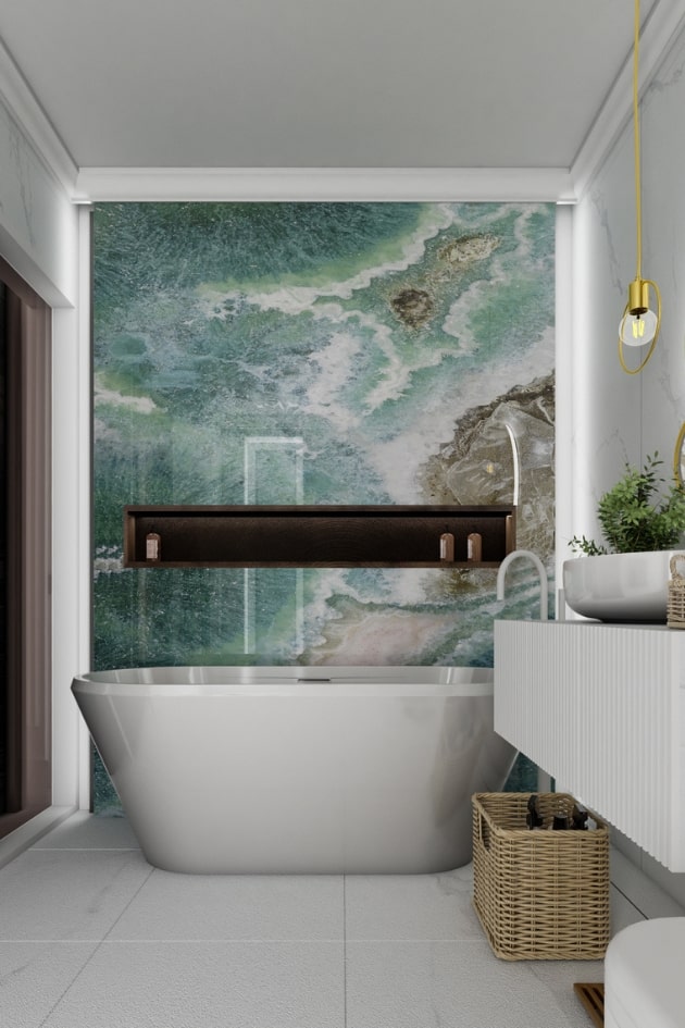 Design interior pentru o baie moderna cu o cada mare, detalii aurii, si un perete de acccent albastru.