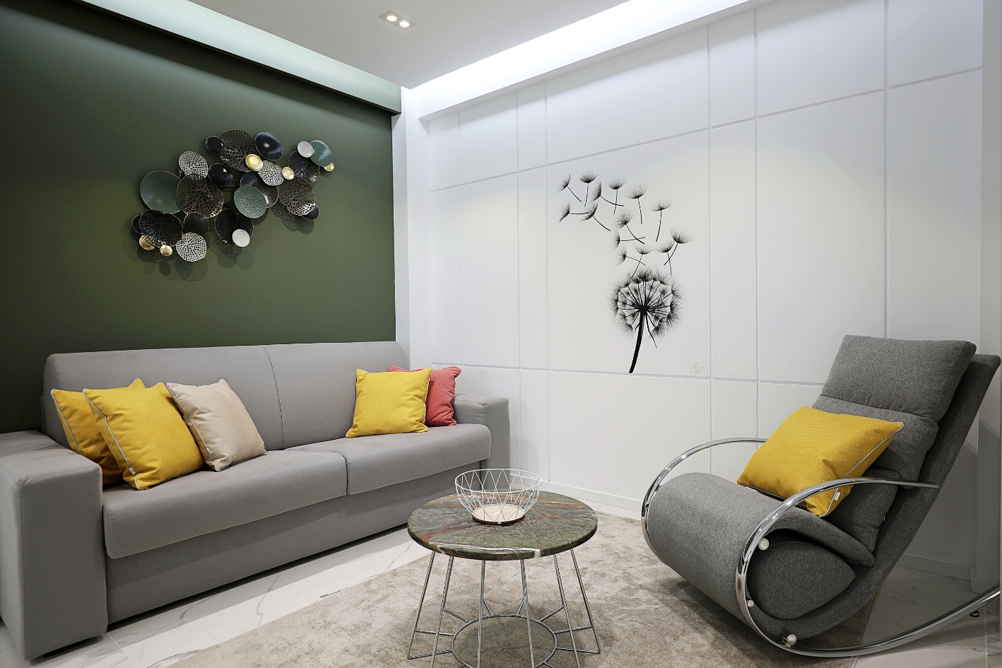 Design interior pentru un living amenajat in stil modern, cu un perete de accent de culoare verde.