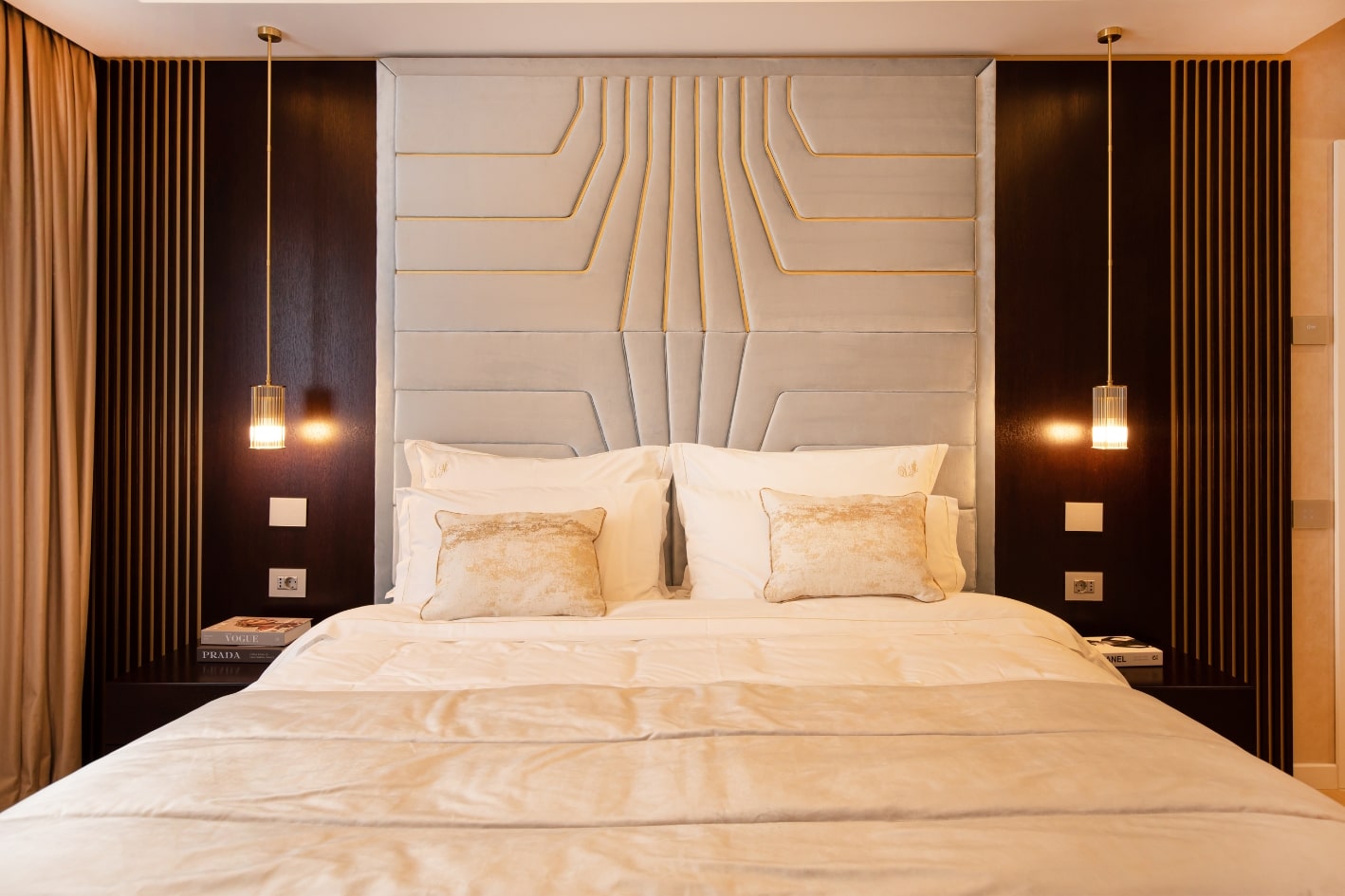 Dormitor matrimonial cu un perete de accent gri si un pat mare si confortabil.