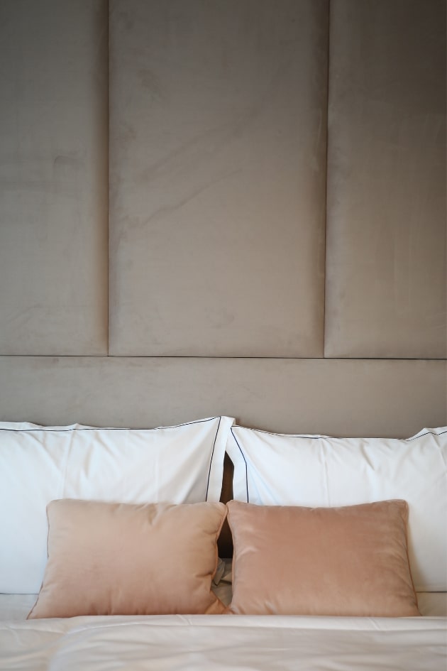 Imagine in detaliu a unui pat matimonial cu tablie eleganta.