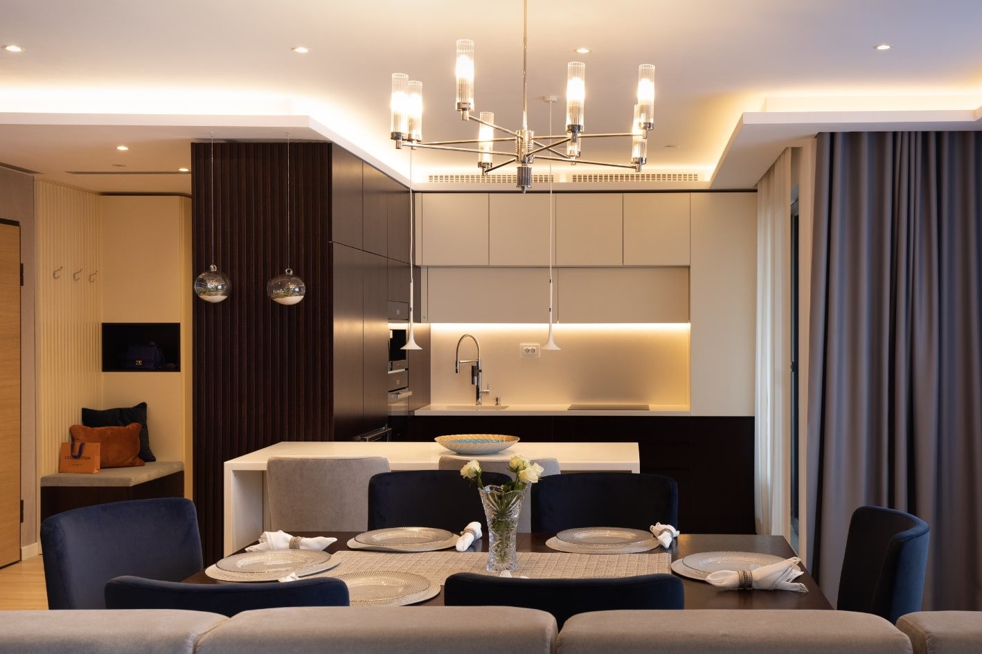Design interior pentru o zona de dining si o bucatarie moderna.
