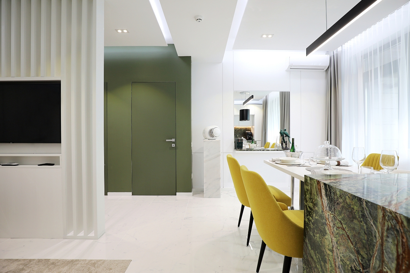 Intrare apartament modern amenajat in stil minimalist cu o plaeta vie de culori si marmura.