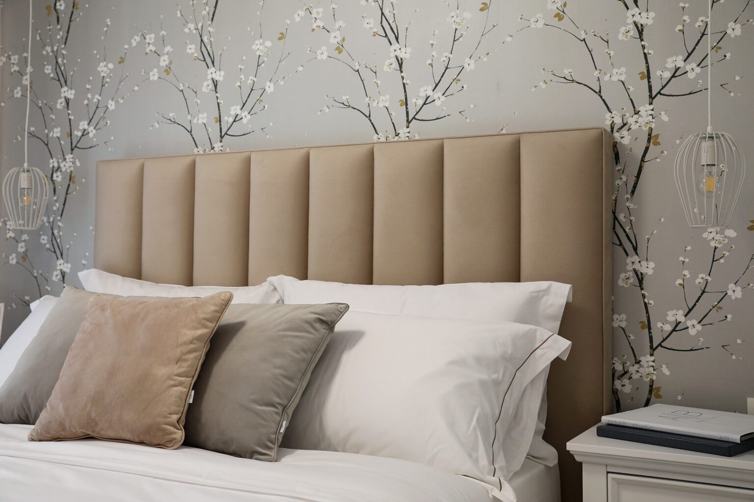 Design pentru dormitor cu un tapet cu flori
